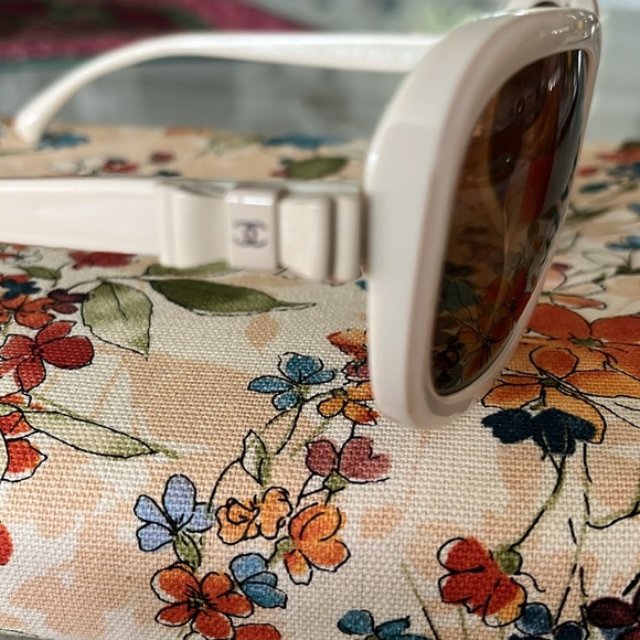 CHANEL Q Bow Square Polarized Gradient Sunglasses - Picture 4 of 7